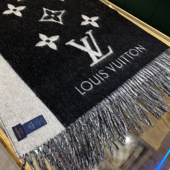 Louis Vuitton Reversible Monogram Scarf - Picture 2 of 4